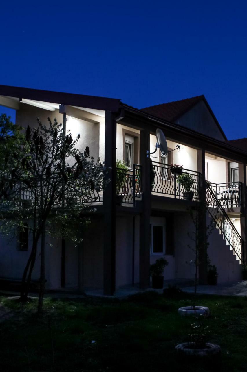 Apartman Kaca Cetinje Luaran gambar